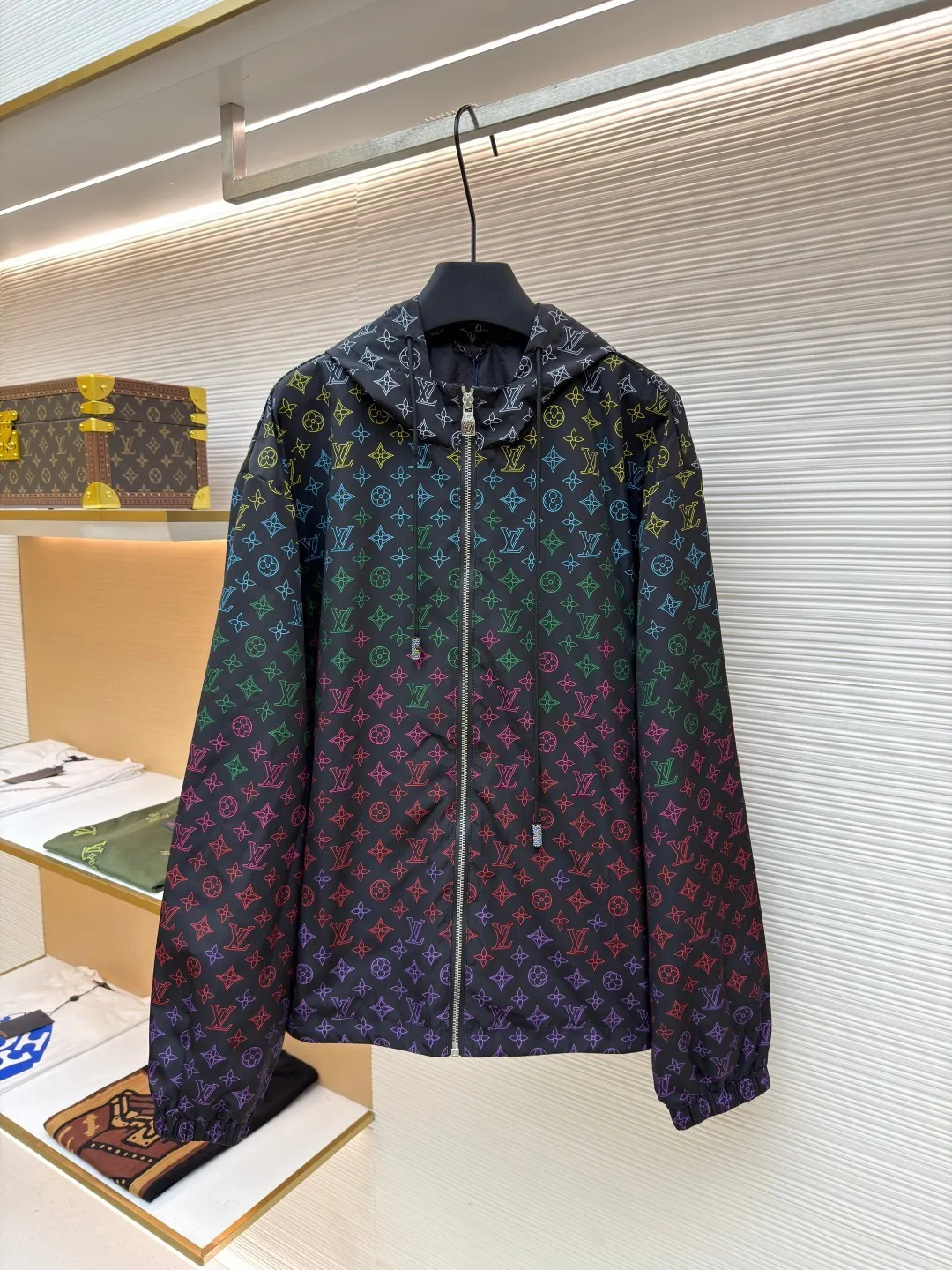 LOUIS VUITTON gradient logo jacquard jacket ●Original version: purchased and developed at 23099 ●Item number: 1680984-B25 ●Fabric: windproof technical fabric ●Technology: jacquard production ●Version: fitted version ●Weight: about 420 grams ●Size: S-M-L-XL ●Description: The whole piece of clothing was purchased for 23,900 ZP and disassembled. It is made of custom windproof jacquard technical fabrics and imported from Italy. It is decorated with Monogram printing throughout to render a subtle gradient effect. The placket is molded to customize the LV hollow letter zipper, the hooded drawstring design is molded to the hem, and the hem is molded to customize the LV letter logo adjustment buckle. It is truly a 1:1 copy. The overall wiring is straight and delicate, the fabric is comfortable and soft, and the color is consistent without color difference. It can be matched with the same style to create a fashionable look and control various occasions. Customized accessories, complete with three standards, same style for men and women!